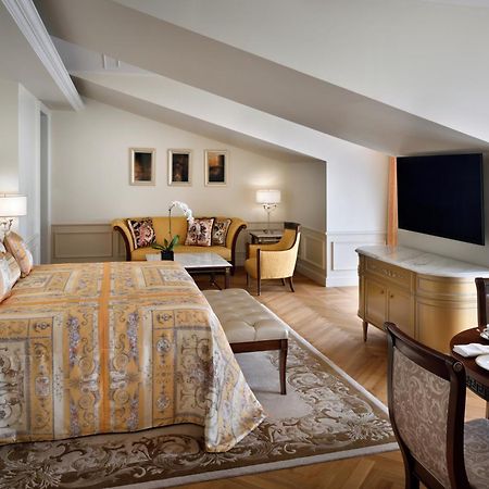 Palazzo Versace Dubai Phòng bức ảnh A suite at the Mandarin Oriental, Paris