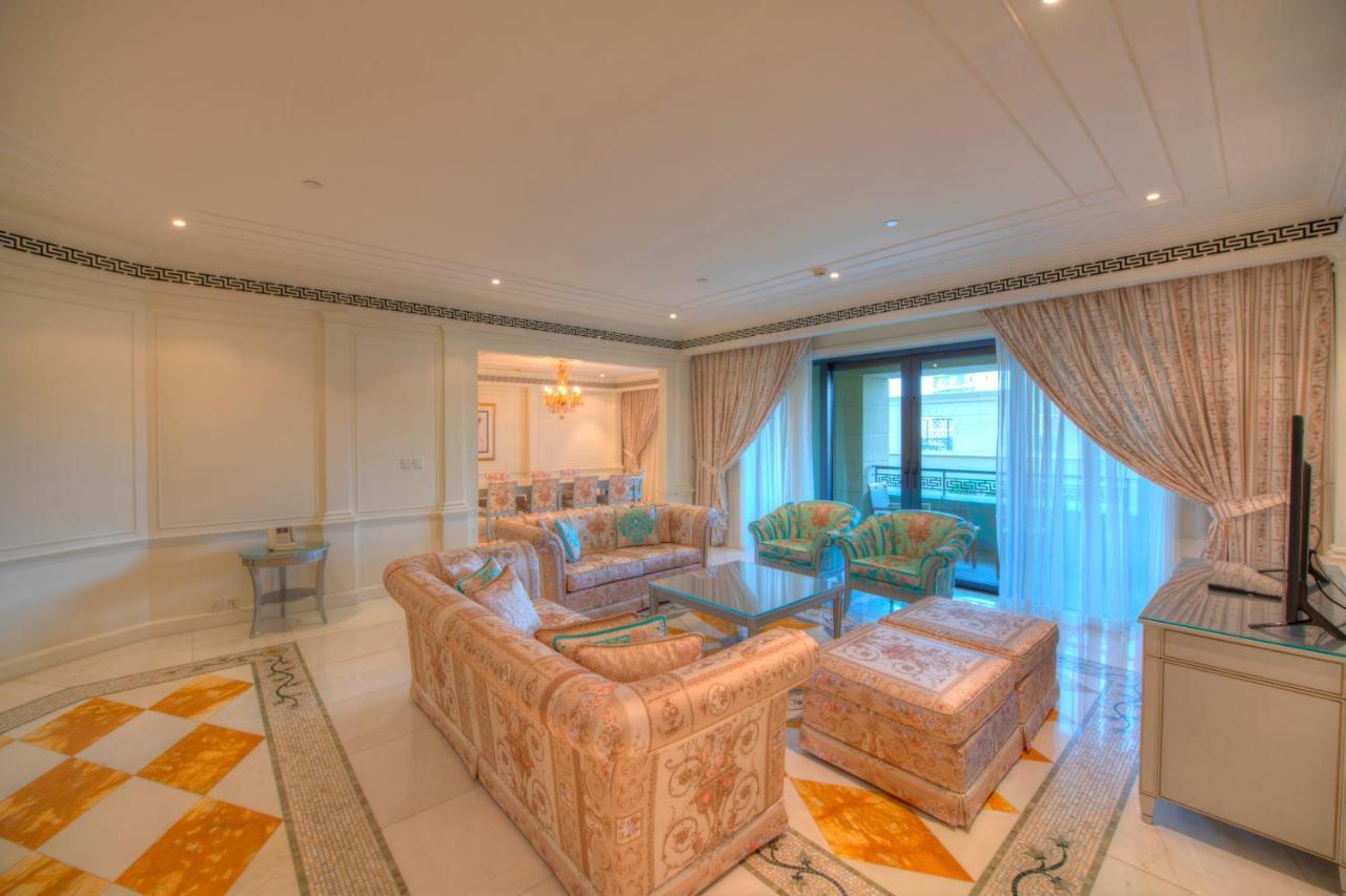 Palazzo Versace Dubai Ngoại thất bức ảnh A living room in a suite at the Atlantis Paradise Island Resort