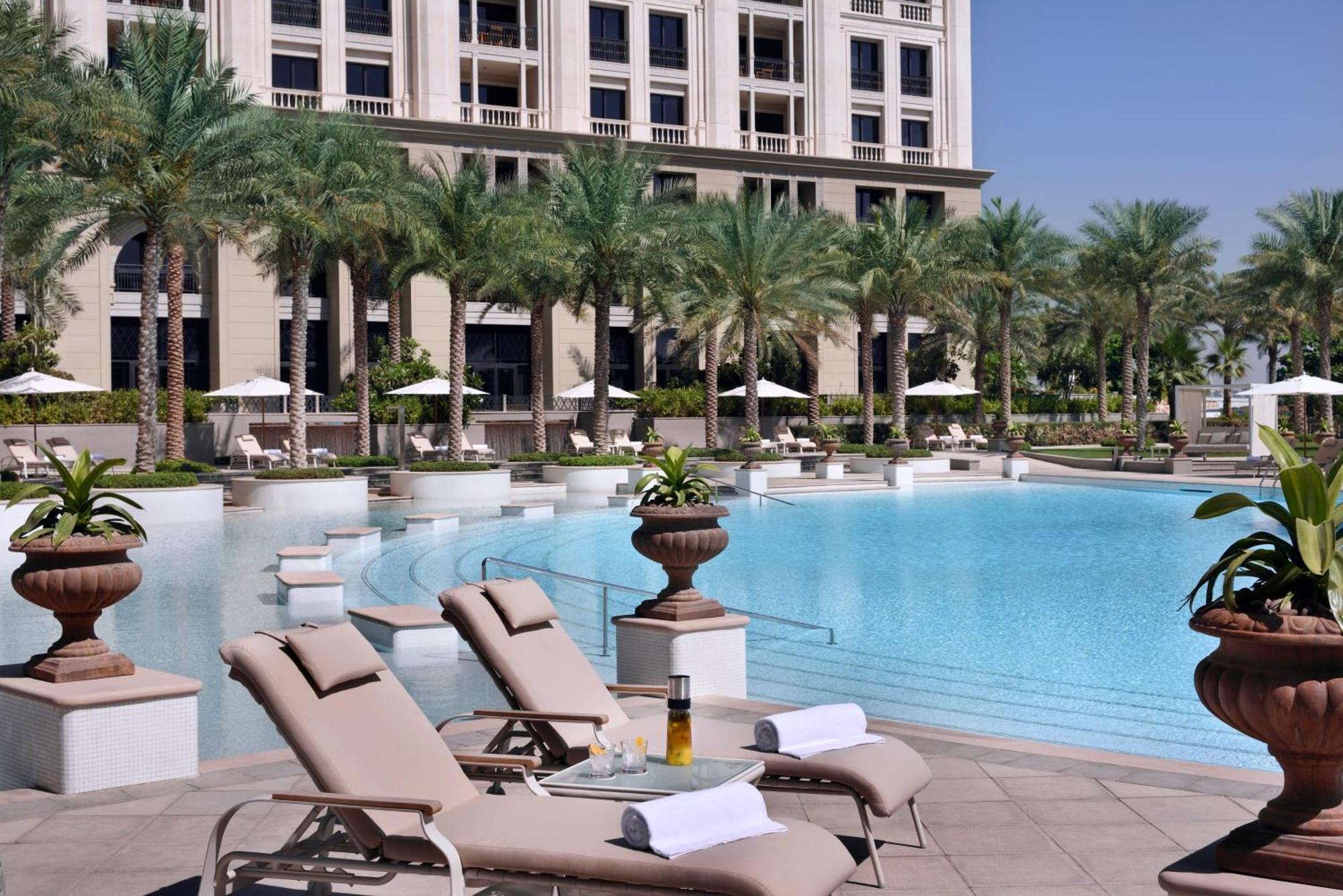Palazzo Versace Dubai Ngoại thất bức ảnh The pool at Jumeirah Emirates Towers Hotel