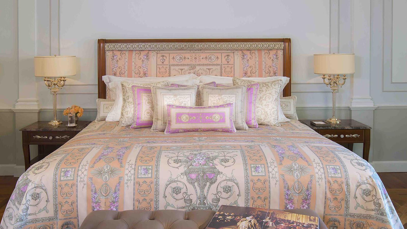 Palazzo Versace Dubai Ngoại thất bức ảnh A bed with bed linen
